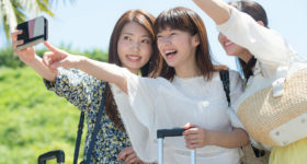 女性3人の旅行写真の撮影