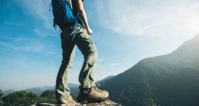 本格的な登山にこれから向かう男性