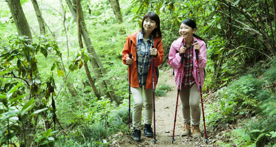 登山をする女性2人組