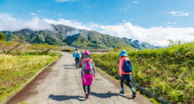 スカートで山登りをする女性