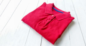 赤いポロシャツ