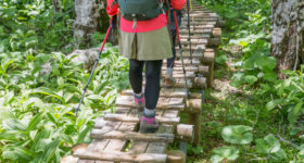 登山をする女性