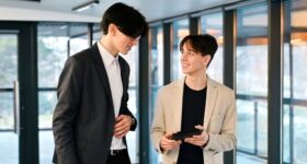 会話している会社員