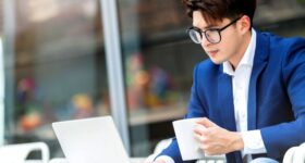 仕事をする男性